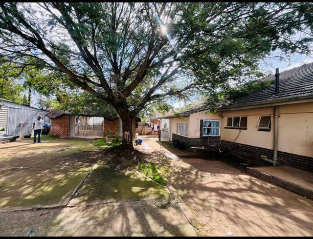 6 BEDROOM HOUSE FOR SALE IN RHODESFIELD